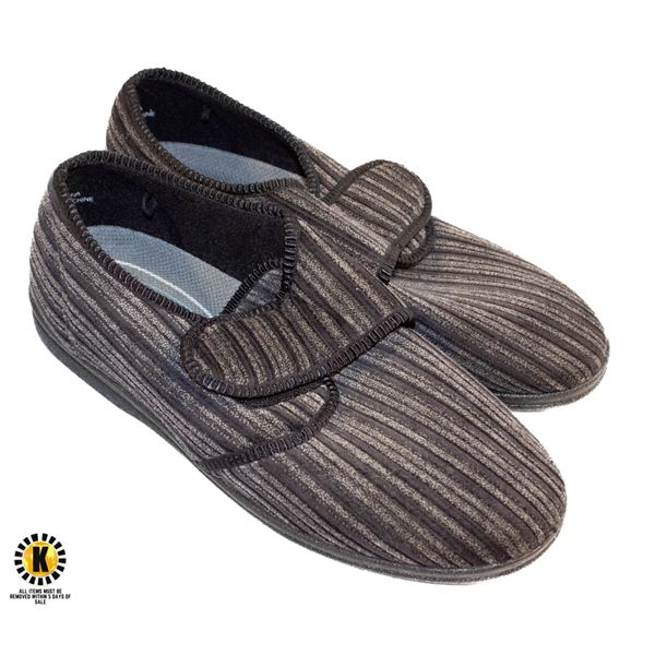 CLINIC COMFORT SYSTEM MENS SLIPPERS SIZE 9 WITH