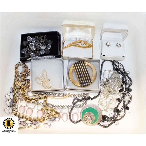 TRAY OF ASSORTED JEWELRY SOME IN JEWELRY BOXES