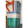 Image 1 : 7 RUBBERMAID TOTES AND LIDS