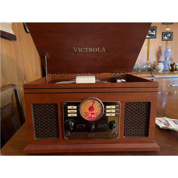 Victrola Combat Dics/ Record/Radio Player in New Condition