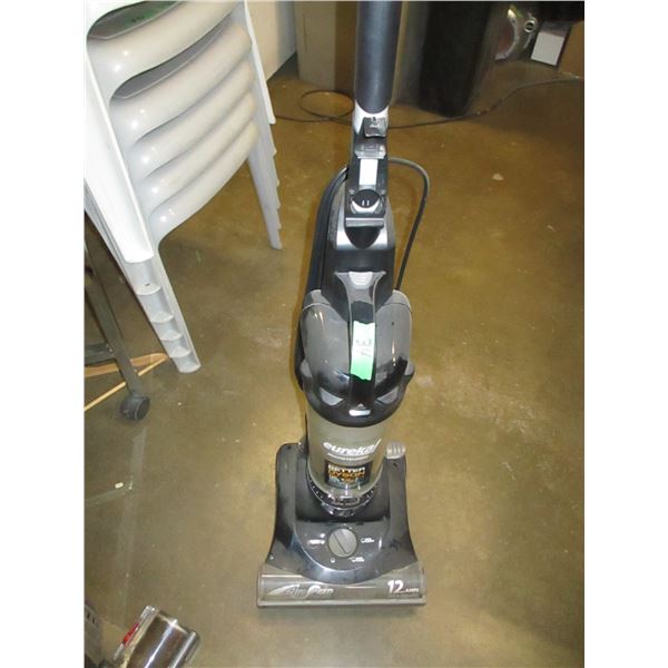 EUREKA UPRIGHT VACUUM (TESTED - WORKING)