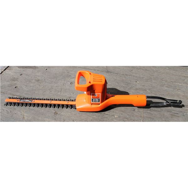 BLACK & DECKER HEDGE TRIMMER