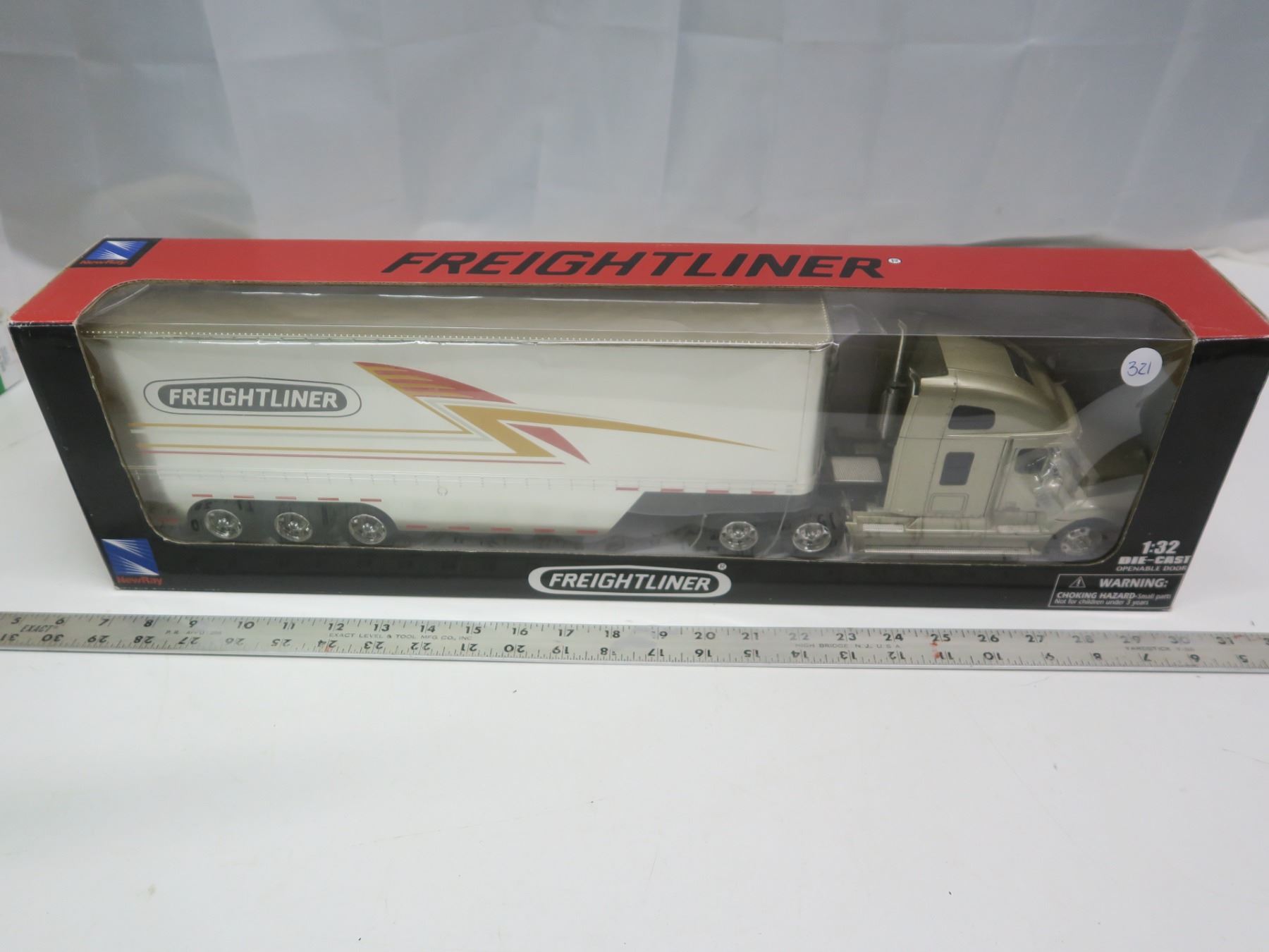 LE1044 NEW RAY Camion 1/32 Freightliner plateau transport caisse paille 57 cm EUR 58,65 LE1044 NEW RAY Camion 1/32 Freightliner plateau transport caisse paille 57 cm EUR 58,65