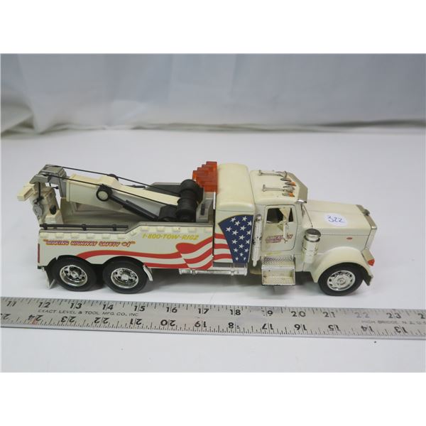 Jada Toys 1:32 Peterbilt American Towing semi-truck - broken stacks