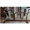 Image 3 : Antique metal bed frame, complete - twin sized