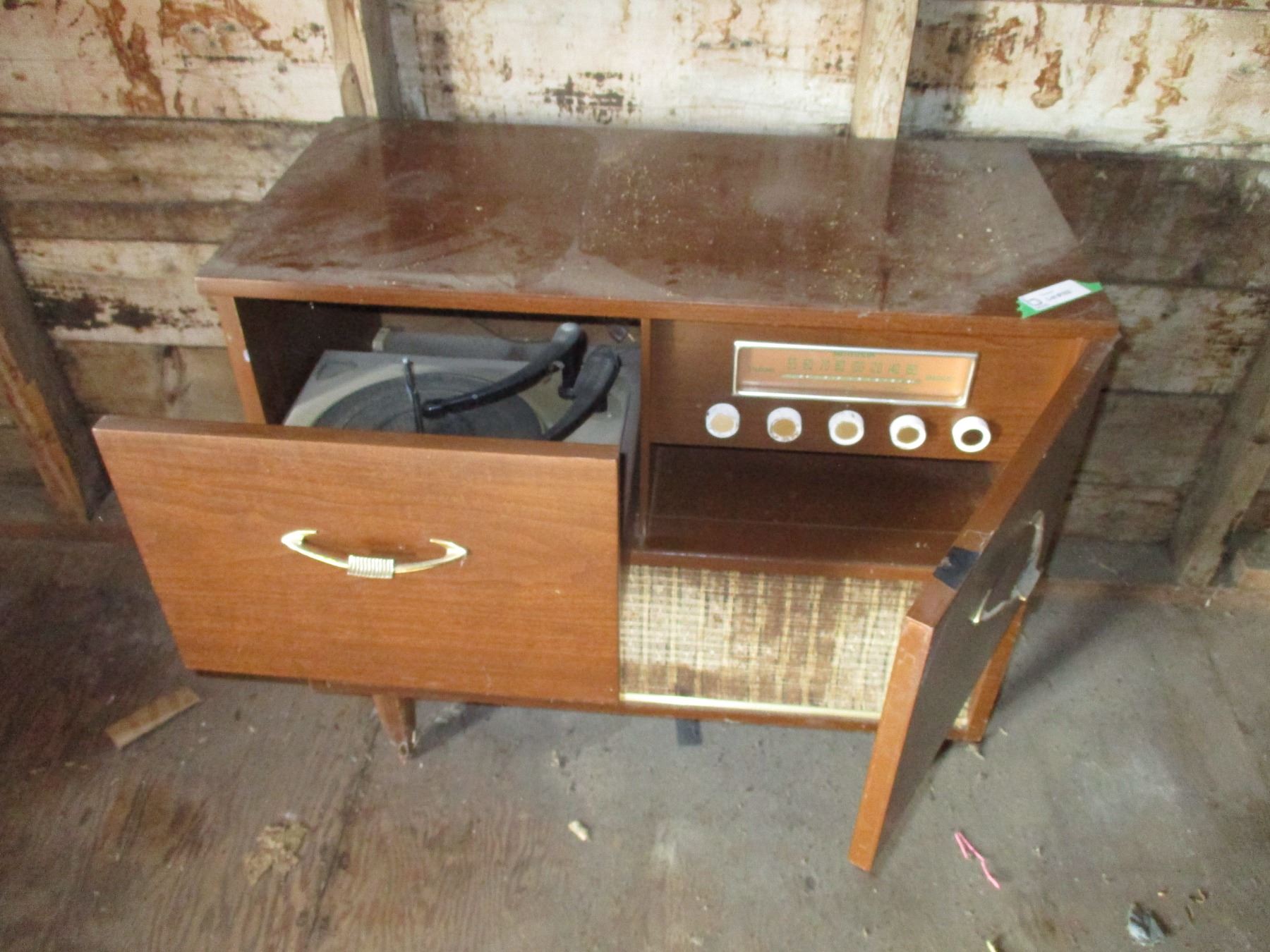 Windsor Floor Model Record Player & Radio Bodnarus Auctioneering