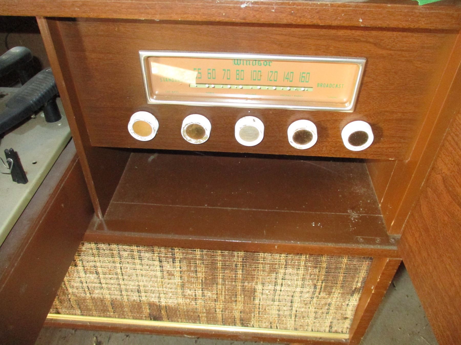Windsor Floor Model Record Player & Radio Bodnarus Auctioneering