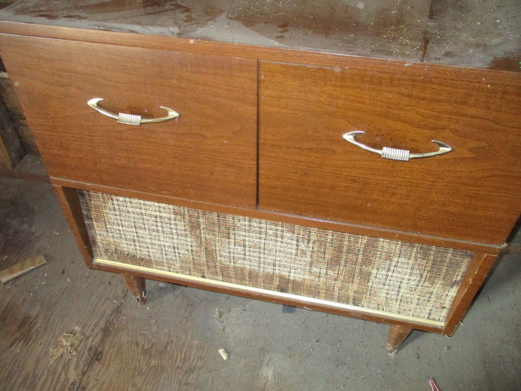 Windsor Floor Model Record Player & Radio Bodnarus Auctioneering