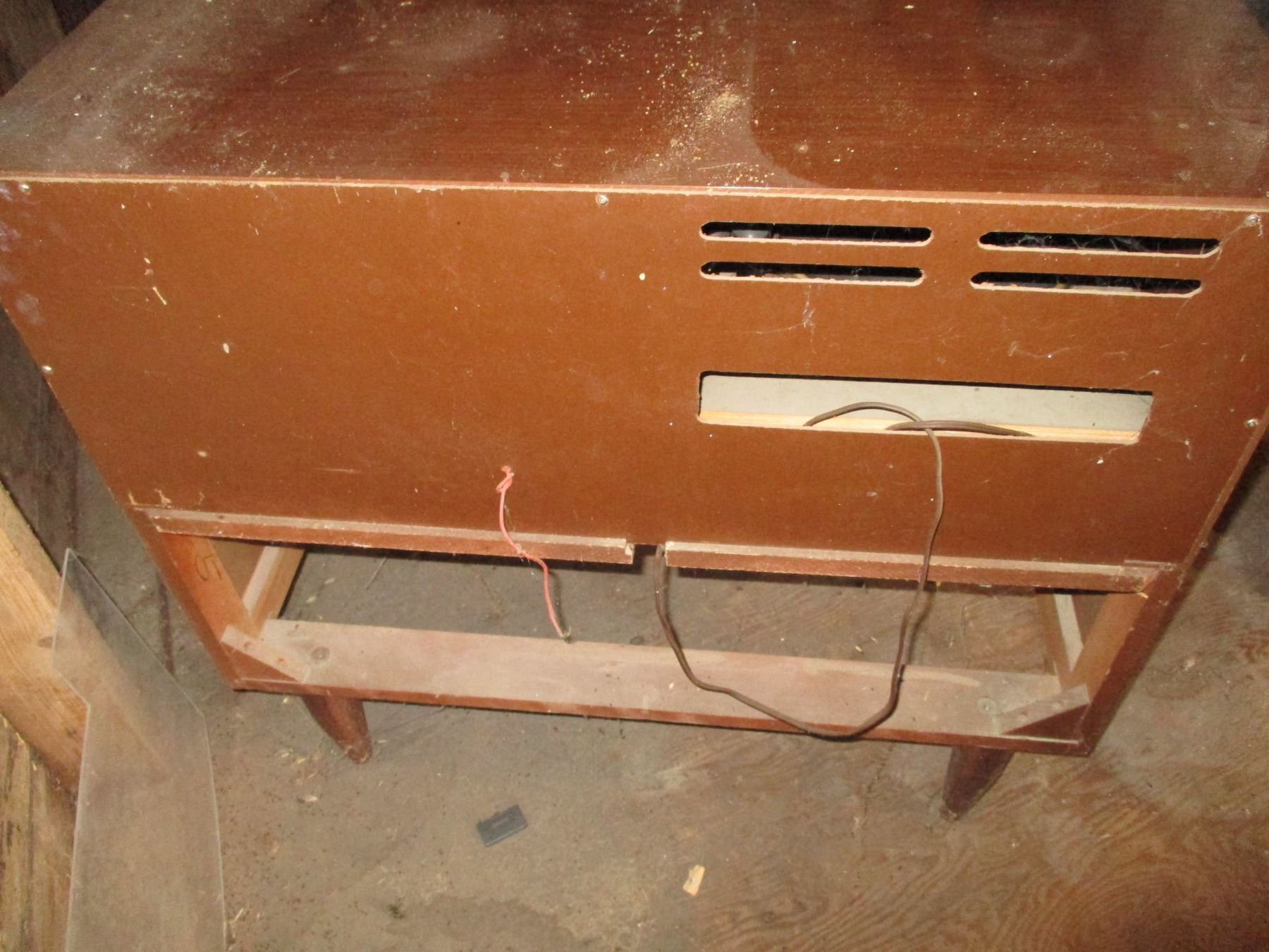 Windsor Floor Model Record Player & Radio Bodnarus Auctioneering