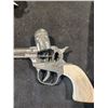 Image 4 : 1950'S KIDS GUNBELT COMES WITH HOLSTER AND TOP-GUN-JR CAP REVOLVER