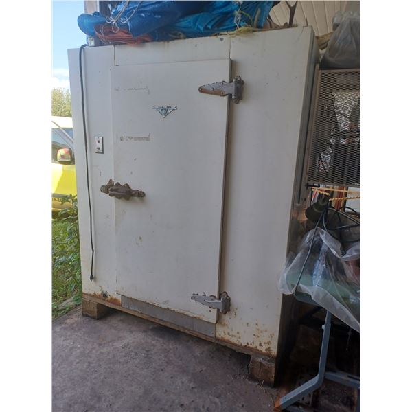 110V PORTABLE WALKIN COOLER 62  X 48  X 72 H WORKS GREAT