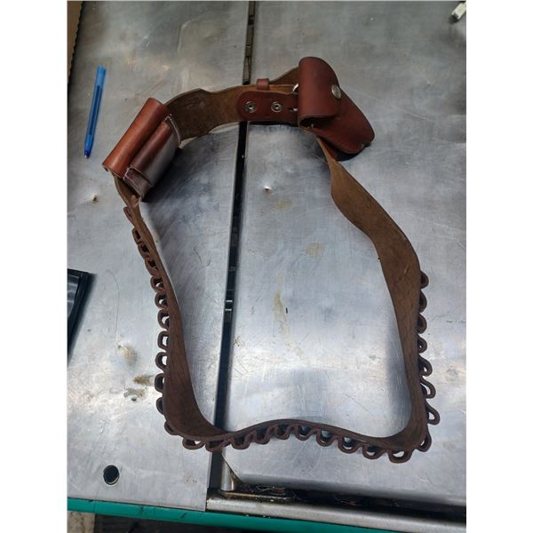 XL LEATHER AMMO BELT C/W CLIP AND KNIFE POUCH