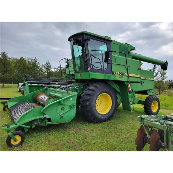 JD 7720 Titan II Combine, 2780 hrs, SN. X625599 c/w JD 212 6 belt pickup, reverser & chopper, 24.5x3