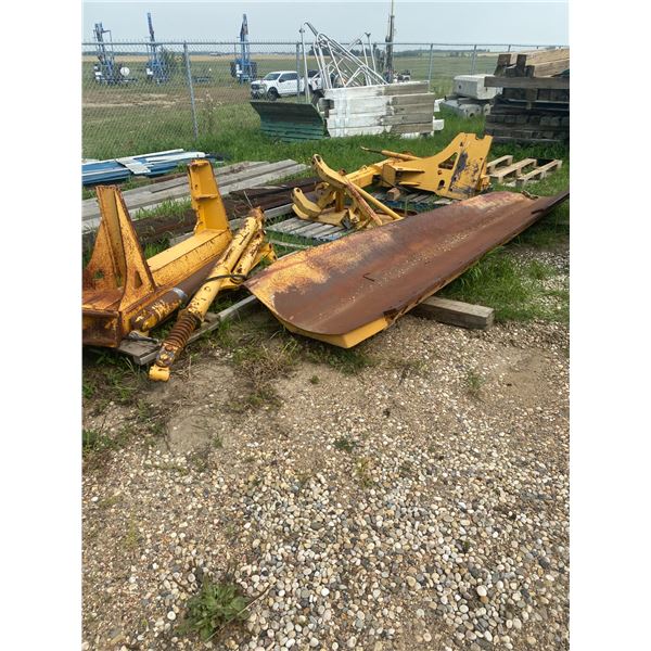 SELLING OFF SITE: JD Snow wing for JD 870D Grader, For Location and Info PH Dennis (780) 717-7936