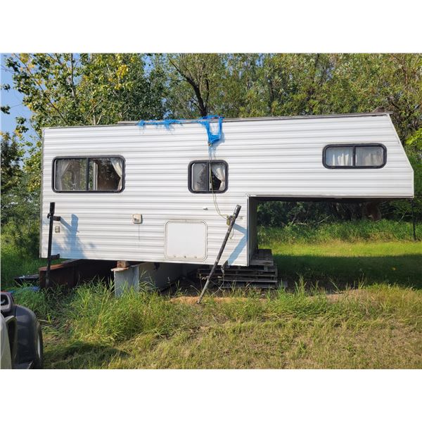 10' Camper c/w hyd. jacks roof is poor (buyer is responsible to load) steel saw horses or steps DO N
