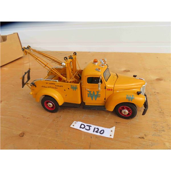 Die Cast International Tow Truck with Holmes