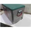 Image 4 : 7UP Aluminum Picnic Cooler with Upholstered Top 13 1/2'' x 22''