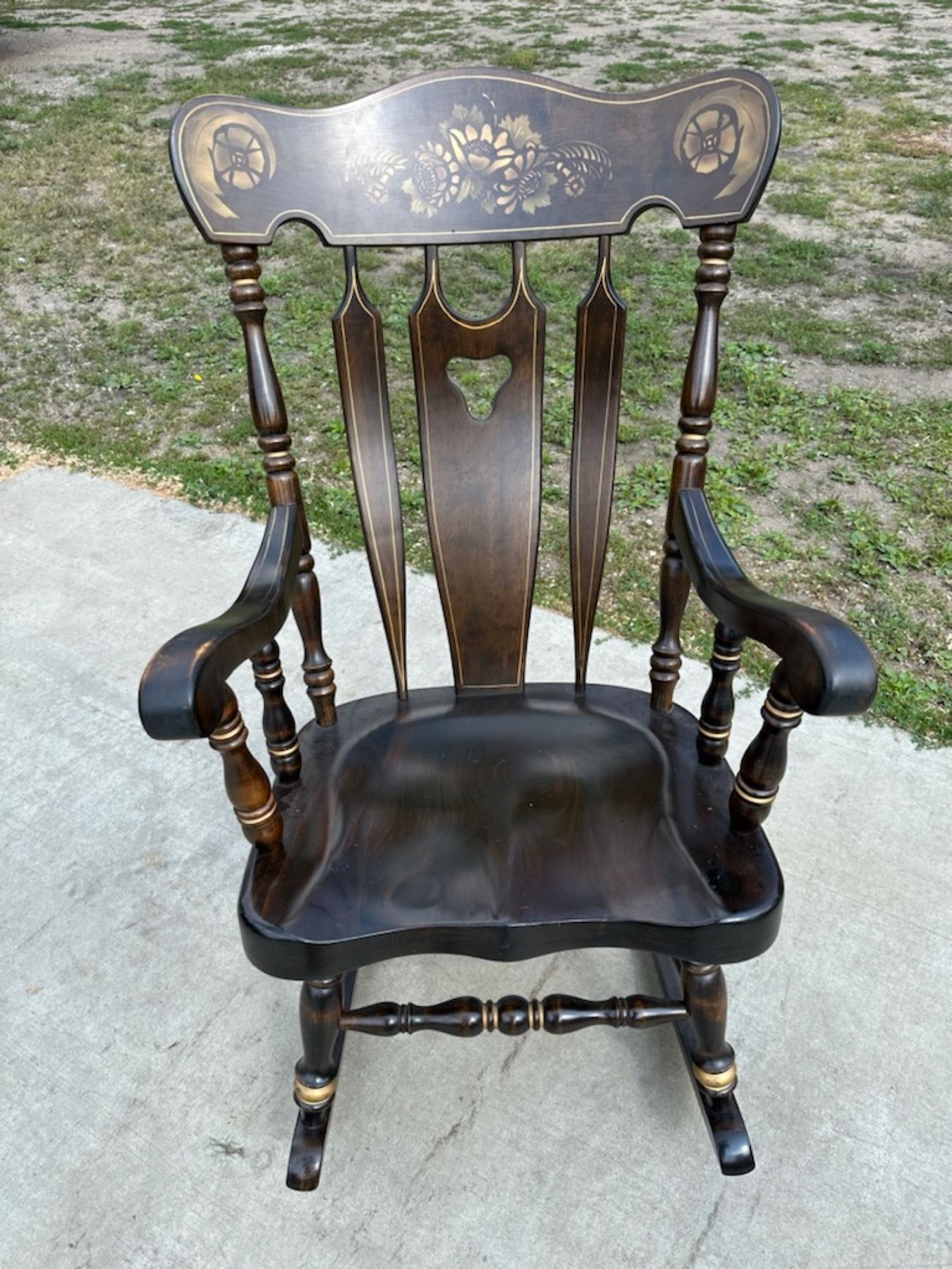 VINTAGE COLONIAL STYLE CHUNKY ROCKING CHAIR - Cornerbids