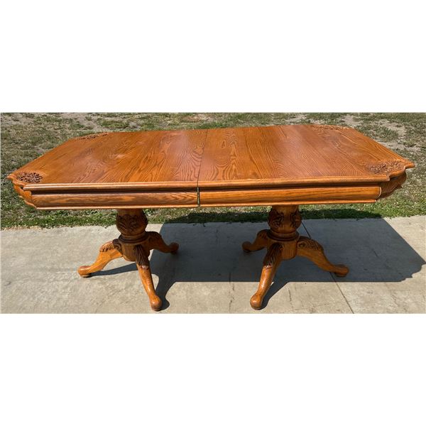 LARGE WOODEN KITCHEN TABLE WITH TWO LEAVES AND FOUR CHAIRS