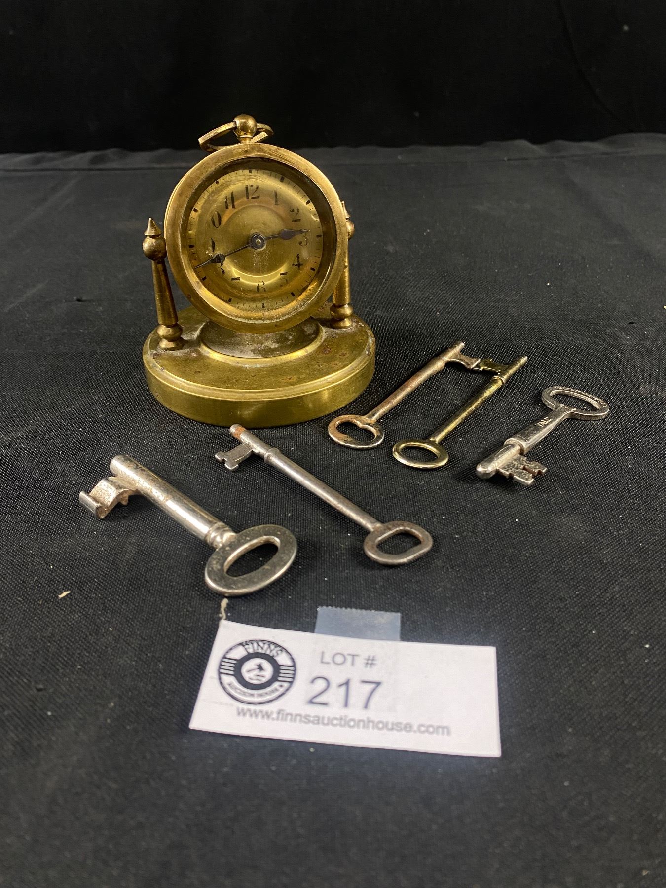 5 Vintage Skeleton Keys & Antique Brass Desk Clock