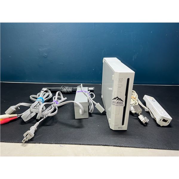 Lot of 1 Nintendo Wii Console w/ Controller/Cords - Used