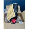 Image 1 : Lot of 1 Baseball Glove - Left Hand Throw