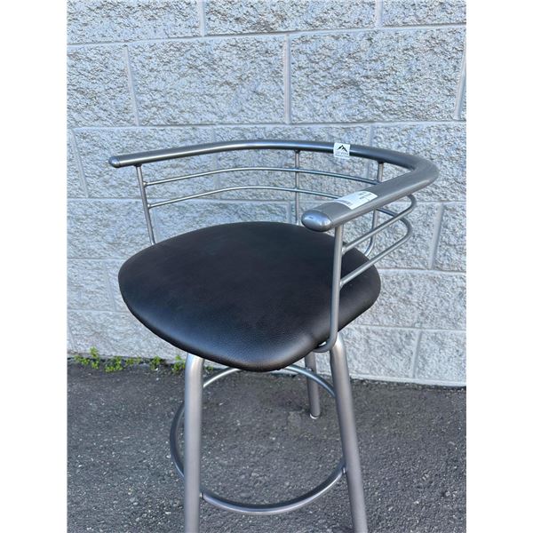 Lot of 1 Swivel Bar Stool