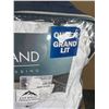 Image 2 : Lot of 1 Hotel Grand White Down Duvet - Queen Size - All Season, Medium Weight White Duvet
