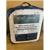 Image 1 : Lot of 1 Hotel Grand White Down Duvet - Queen Size - All Season, Medium Weight White Duvet