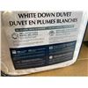 Image 2 : Lot of 1 Hotel Grand White Down Duvet - Queen Size - All Season, Medium Weight White Duvet