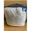 Image 3 : Lot of 1 Hotel Grand White Down Duvet - Queen Size - All Season, Medium Weight White Duvet