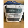Image 1 : Lot of 1 Hotel Grand White Down Duvet - Queen Size - All Season, Medium Weight White Duvet