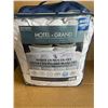 Image 2 : Lot of 1 Hotel Grand White Down Duvet - Queen Size - All Season, Medium Weight White Duvet