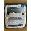 Image 1 : Lot of 1 Hotel Grand White Down Duvet - Queen Size - All Season, Medium Weight White Duvet