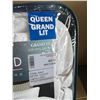 Image 2 : Lot of 1 Hotel Grand White Down Duvet - Queen Size - All Season, Medium Weight White Duvet