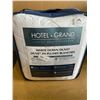 Image 1 : Lot of 1 Hotel Grand White Down Duvet - Queen Size - All Season, Medium Weight White Duvet