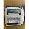 Image 2 : Lot of 1 Hotel Grand White Down Duvet - Queen Size - All Season, Medium Weight White Duvet