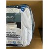Image 3 : Lot of 1 Hotel Grand White Down Duvet - Queen Size - All Season, Medium Weight White Duvet