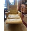 Image 1 : Finnese Leather 31 x 37" x 40W Recliners Electric Recline - Charger Port Plug