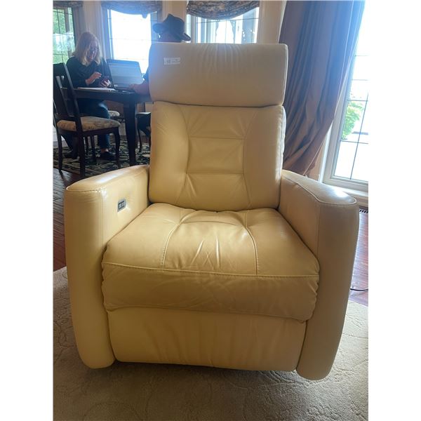 Finnese Leather 31 x 37" x 40W Recliners Electric Recline - Charger Port Plug