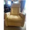 Image 1 : Finnese Leather 31 x 37" x 40W Recliners Electric Recline - Charger Port Plug