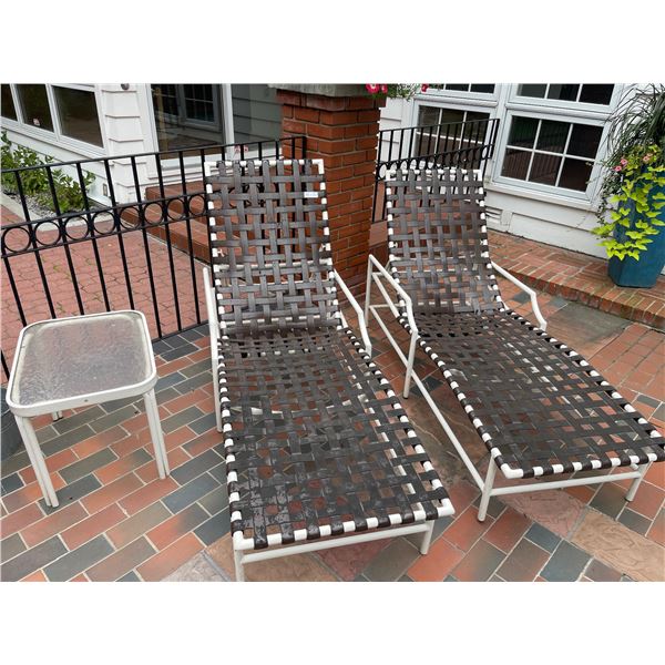 Outdoor Lounge Charis and Side Table