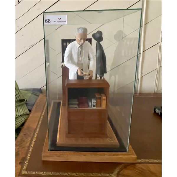 Collectible Figurine 12 x 20 x 16