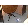 Image 3 : ANTIQUE TILT TOP MAHOGANY SIDE TABLE (30")