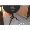 Image 5 : ANTIQUE TILT TOP MAHOGANY SIDE TABLE (30")