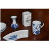 Image 2 : MIXED LOT: COLLECTION OF BLUE & WHITE BOWLS, CUPS, VASES, SHOE, ETC. (12 PCS)