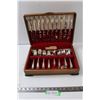 Image 1 : "Daffodil" Silver Plate Pattern by 1847 Roger Bros-1950 Set in Wood Chest