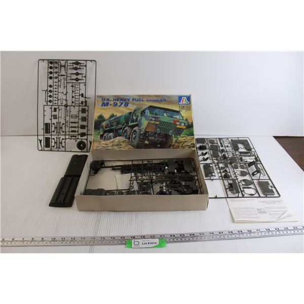 U.S. Heavy Fuel Tanker M-978 1:35 Scale Military Model Kit