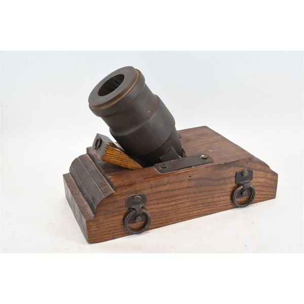 Mortar w/ Wick & 12 Cannonballs 