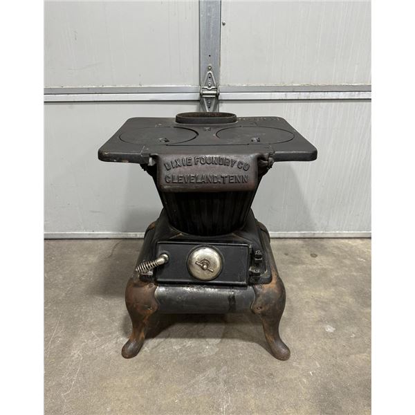 Antique Dixie Foundry Co. Cast Iron Wood Stove